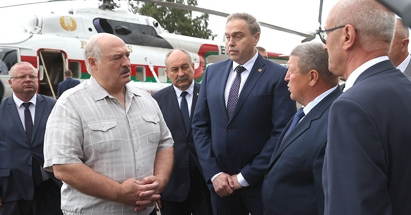 У кого больше влияния - министра или замгубернатора? Лукашенко на ногах обсудил кадровый вопрос