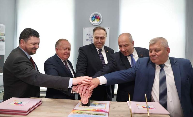 В Гродно состоялось торжественное гашение конверта с оригинальной маркой XIII Республиканского фестиваля национальных культур