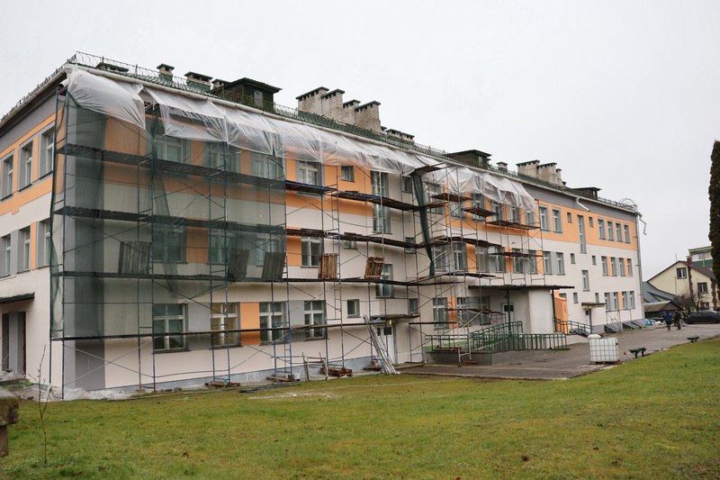 Продолжается обновление фасада общежития средней школы №4