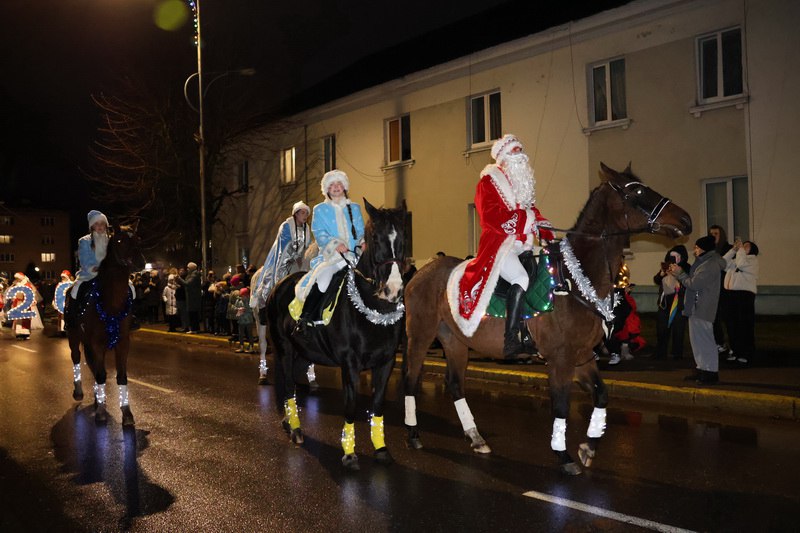 Театрализованным шествием новогодних персонажей начались праздничные мероприятия в Новогрудке (+видео и фотоальбом)