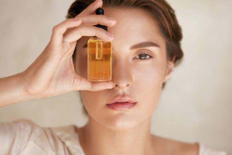 Сухость, высыпания и морщины: почему вредны масла для лица