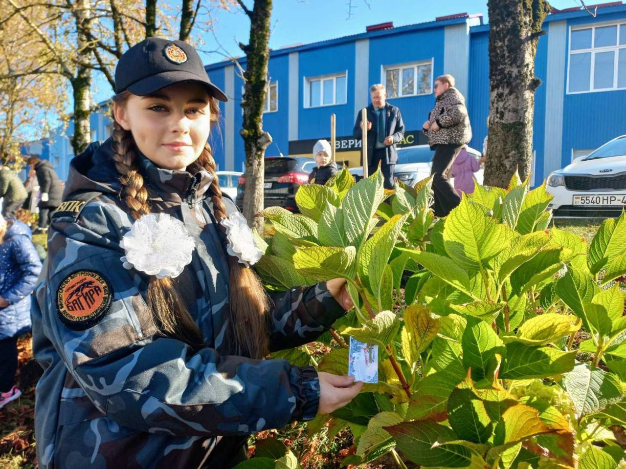 Юные патриоты Новогрудка оставили на Замковой горе живое «кружево» в подарок мамам