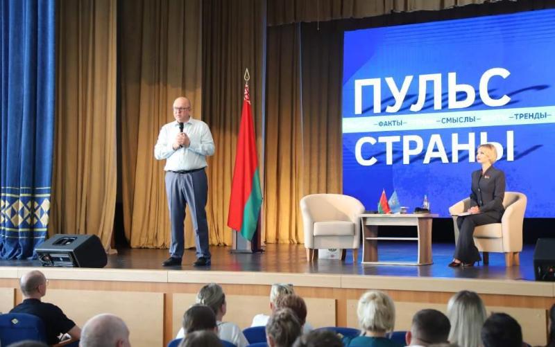 Суверенное общество, нейросети и воспитание детей. Министр информации Дмитрий Жук пообщался с гродненцами