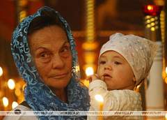 Православные верующие празднуют рождество Иоанна Крестителя