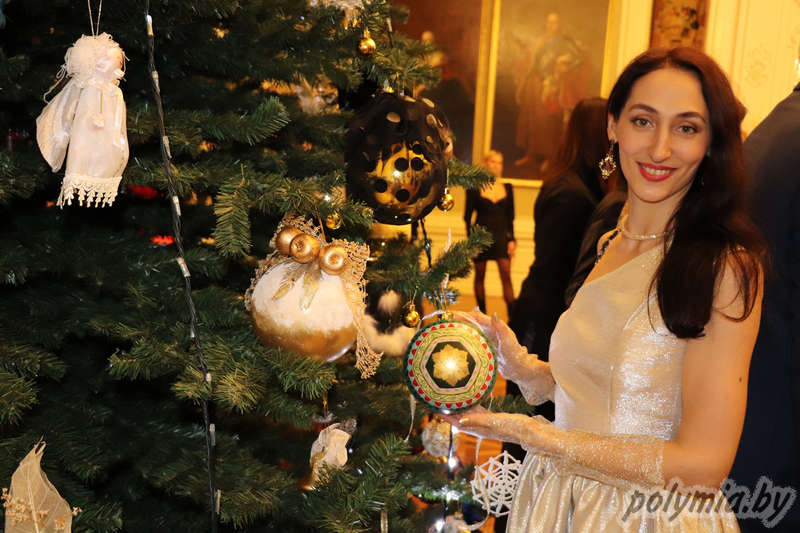 В качестве подарка — ёлочные игрушки за 250 евро. Белорусские дизайнеры устроили благотворительный вечер в Мирском замке