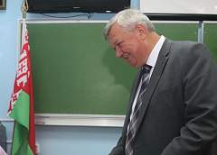 Первый заместитель председателя облисполкома Иван Жук досрочно проголосовал на участке №17 в Гродненском государственном аграрном университете