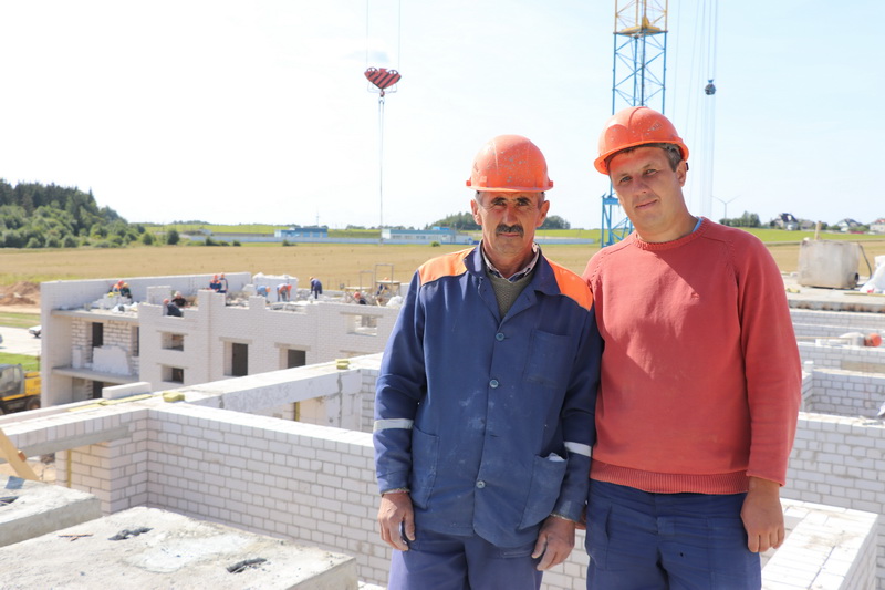 Віншаванне Навагрудскага райвыканкама і раённага Савета дэпутатаў з Днём будаўніка