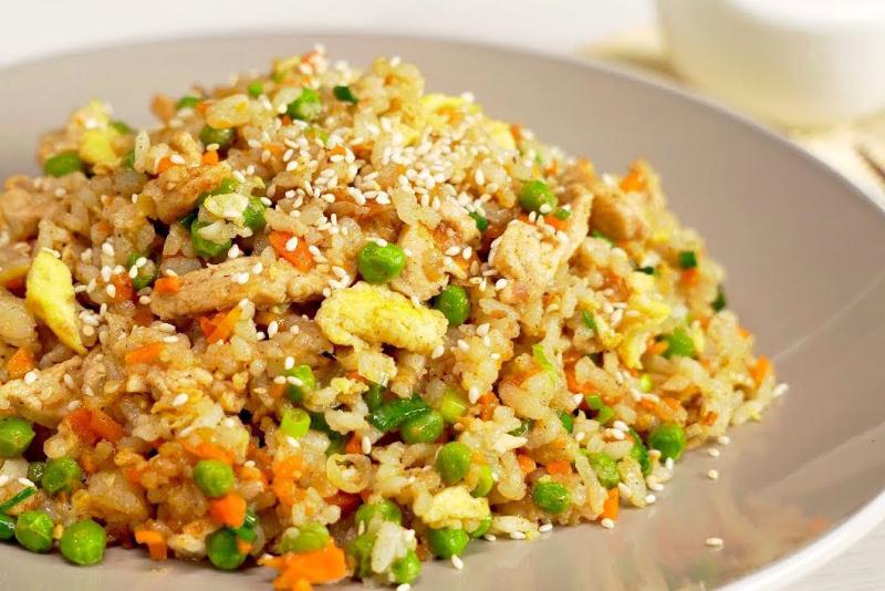 Популярное блюдо: рецепт риса по-тайски с курицей, овощами и яйцом