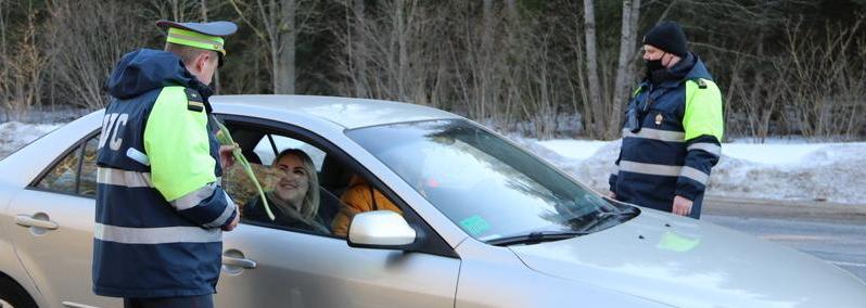 В Новогрудке в канун 8 Марта сотрудники Госавтоинспекции поздравили женщин с праздником  