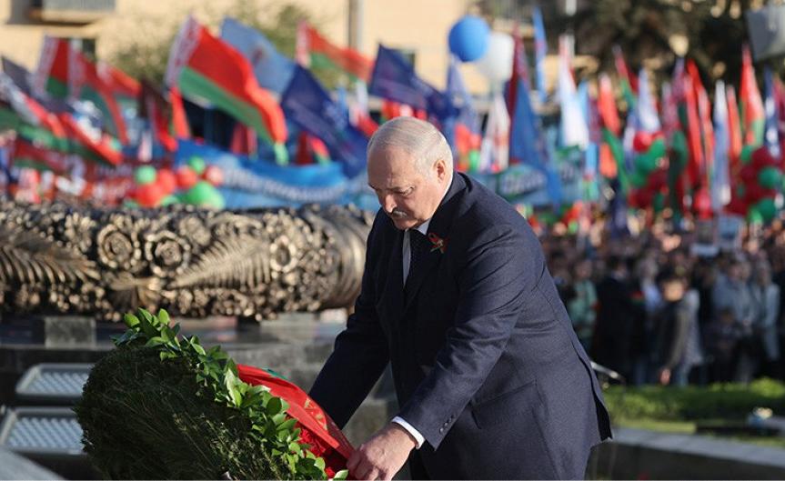 Александр Лукашенко возложил венок к монументу Победы в Минске