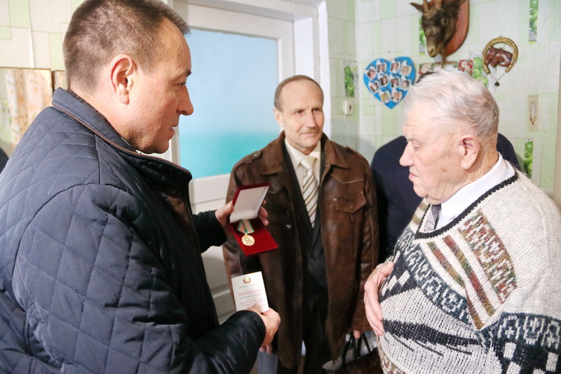 Ветеран труда Иван Перко награжден юбилейной медалью
