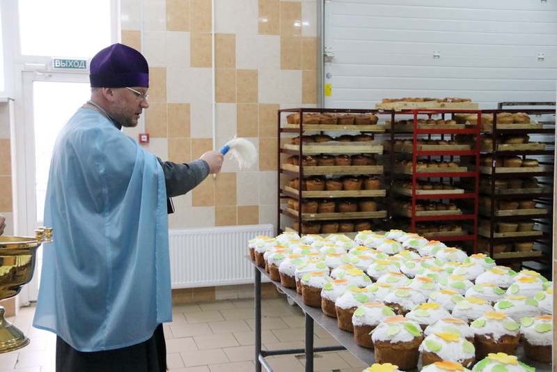 На Новогрудском хлебозаводе освятили пасхальные куличи и кексы