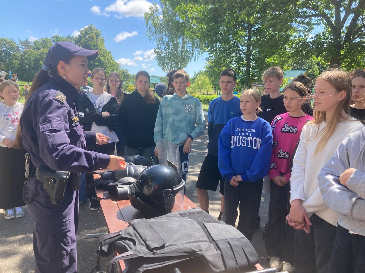 Сотрудники Новогоудского РОВД посетили лагерь «Свитязь» и провели для ребят познавательно-профилактическое мероприятие