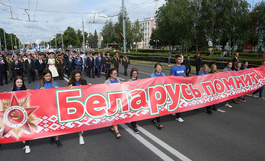Военный парад, десятки интерактивных площадок, "Вальс Победы" и пролет Ан-2. Как Гродно празднует День Независимости
