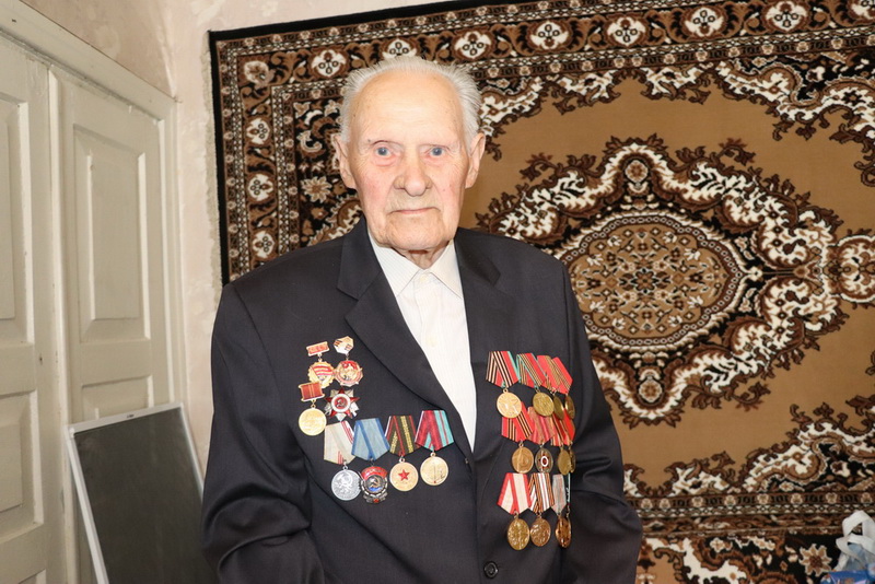 И сегодня в строю бывший фронтовик Иван Степанович Щаюк