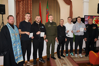 Есть такая профессия – Родину защищать! В Новогрудке будущим солдатам вручили повестки