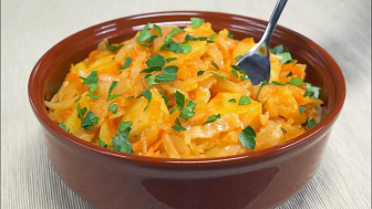 Блюдо, которое согревает уютом: простой рецепт тушеной капусты с картошкой