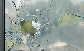 В Новогрудке пьяный мужчина разбил окна на балконе пенсионерки