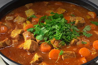 Минимум усилий – максимум вкуса: рецепт сочного мяса, тушенного с овощами на сковороде