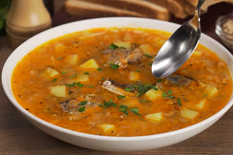 Без лишней суеты и долгой готовки: рецепт рыбного супа из консервов