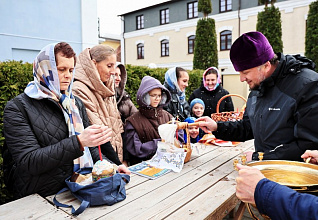 Православные верующие Новогрудчины освящают пасхальную снедь