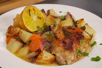 Гармония текстур и вкусов. Рецепт хрустящей курицы с картофелем, пропитанным ароматами чеснока и лимона