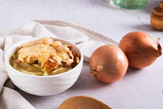 Гренки, сыр и ароматный бульон: рецепт французского лукового супа