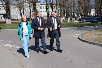 В рамках работы в округе сенатор Игорь Жук посетил Новогрудскую ЦРБ