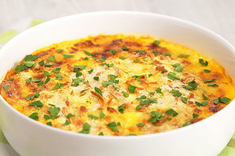 Ужин для тех, кто следит за фигурой: рецепт запеканки из кабачков в сырном соусе