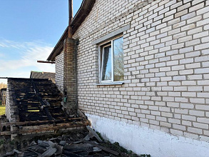 В деревне Ятра горела хозяйственная постройка: спасатели ликвидировали возгорание