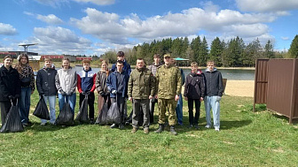 В рамках акции «Беларусь синеокая» новогрудчане трудились на берегу озера Молодежное