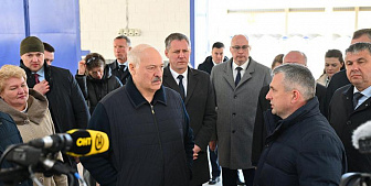 Сельское хозяйство и "кондитерка". Александр Лукашенко приехал в Наровлянский район