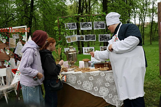 В День Победы городской парк Новогрудка расцвел яркой палитрой тематических площадок  