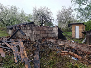 Сжигание мусора привело к пожару хозяйственной постройки