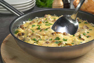 Быстро, сочно и с сырной корочкой. Как приготовить нежный жульен с курицей и грибами на обычной сковороде