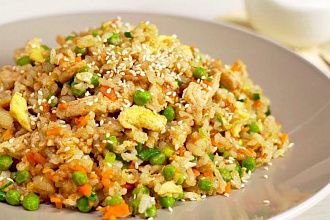 Популярное блюдо: рецепт риса по-тайски с курицей, овощами и яйцом