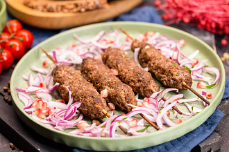 Сочное мясо, нежная текстура и насыщенный аромат: как приготовить люля-кебаб на сковороде