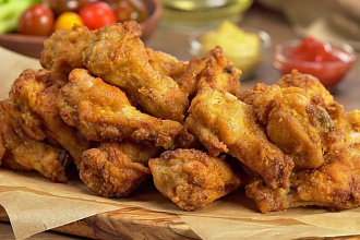 Вкусная закуска для веселой компании: как приготовить хрустящие куриные крылышки в духовке за 20 минут