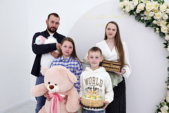 «Бацькава кашуля» для Стефании. Поздравления с рождением третьего ребенка принимала семья Кухарчик