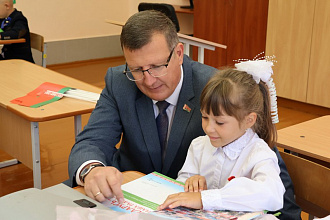 Віншаванне Навагрудскага раённага выканаўчага камітэта і раённага Савета дэпутатаў з Днём ведаў