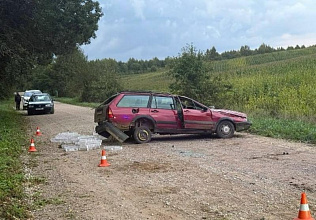 В Новогрудском районе опрокинулся автомобиль. Водитель госпитализирован