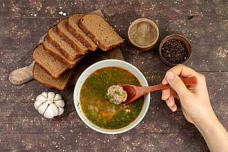 Рассольник на зиму с перловкой и свежими огурцами: простым рецептом поделилась кулинарный блогер